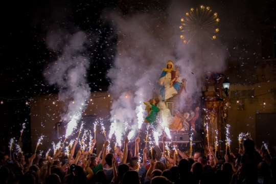 欢庆节日时热闹广场上的花车与游行的人们