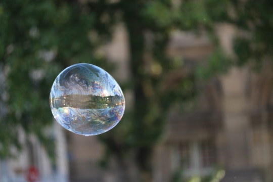 虚化背景自然户外天空漂浮彩色肥皂泡