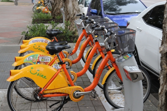 街边停放公用自行车整洁街道风光