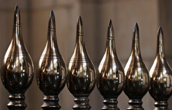 排列整齐的铜制尖顶圆球