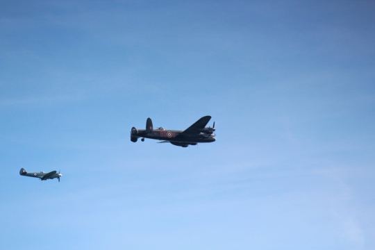 飞在天空中的老式歼击机摄影