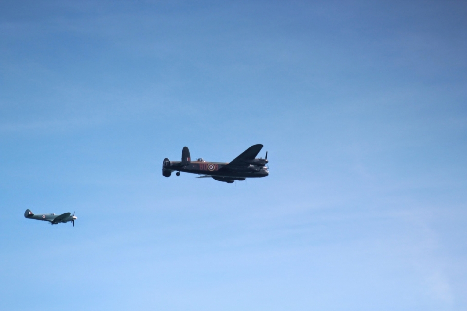 飞在天空中的老式歼击机摄影