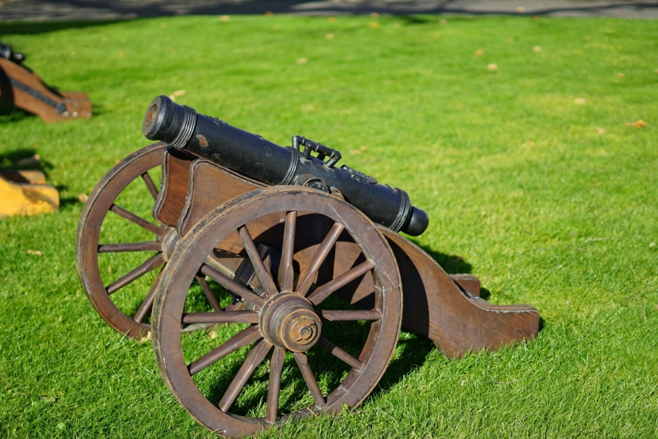 草坪上的中世纪风格火炮
