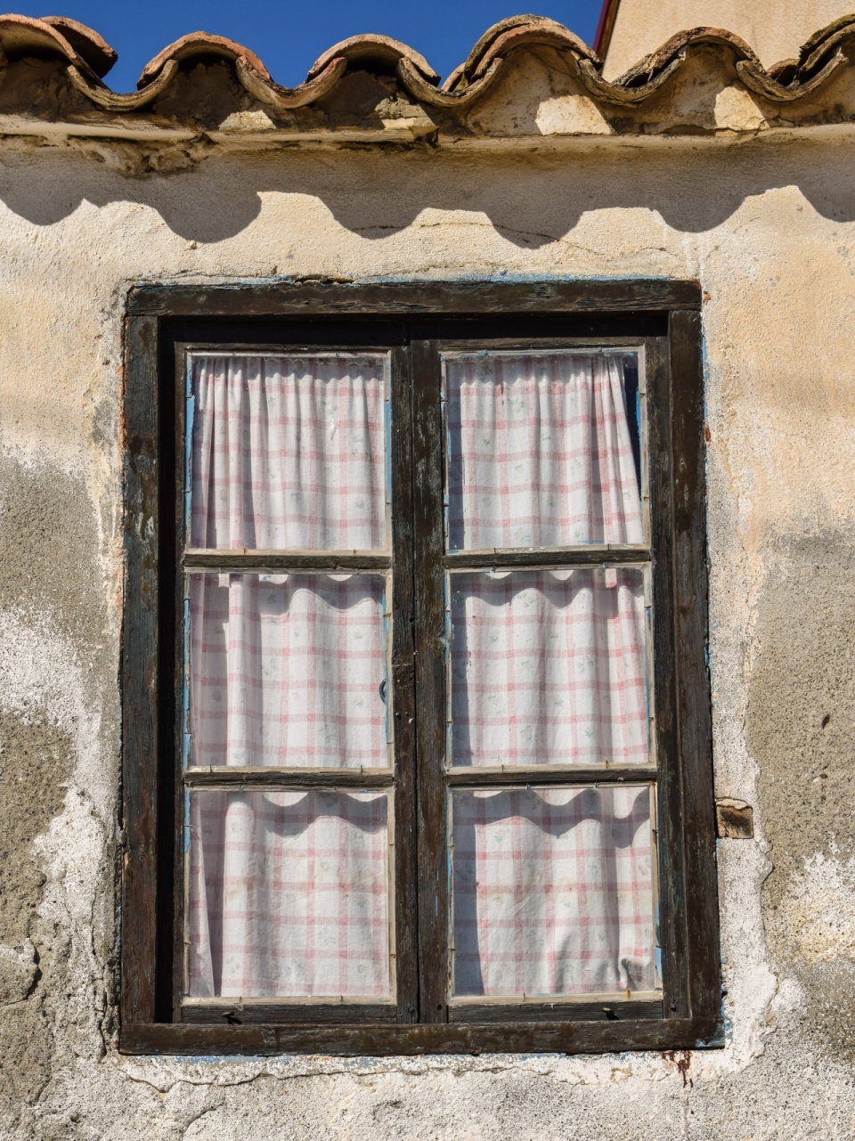 古老建筑木质边框拉窗帘窗户