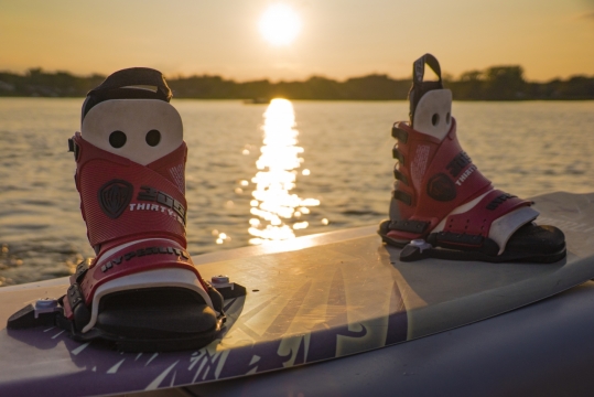 湖中落日美景台阶上红鞋静物拍摄