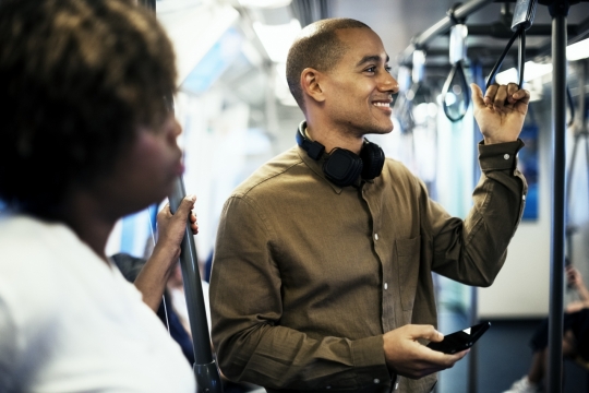 早晨公交车内抓吊环成年男性