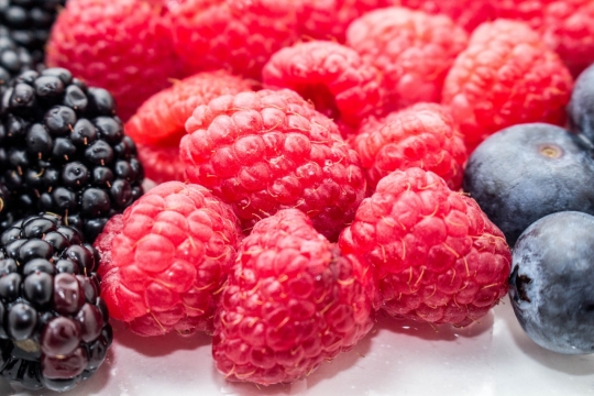 白色桌面红色黑色树莓蓝莓水果果实