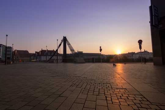 傍晚阳光天空空旷城市街道