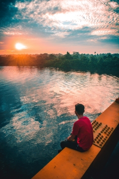 热带雨林天空弥漫温暖夕阳风光
