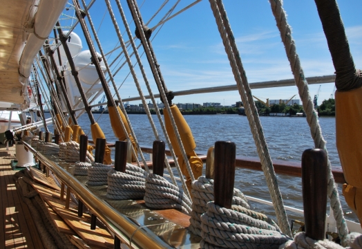 湖中央游船视角风景拍摄