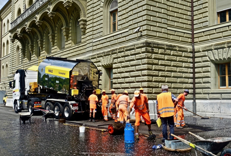 城市街道清扫马路清洁工人