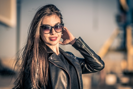 虚化背景户外戴墨镜穿皮衣长发美女街拍
