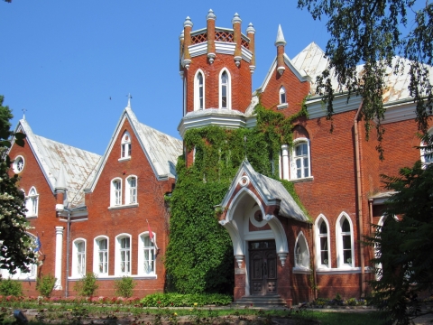 蓝色天空下古老城堡建筑