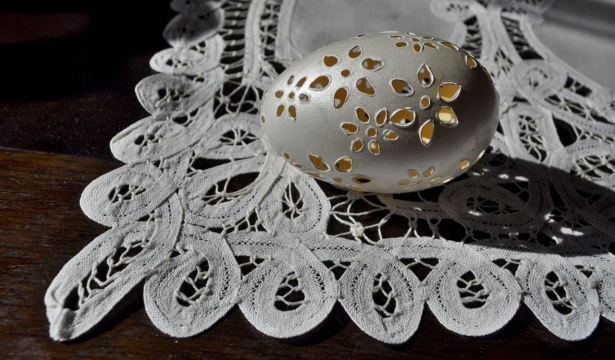 木制桌面白色桌布镂空金属蛋装饰