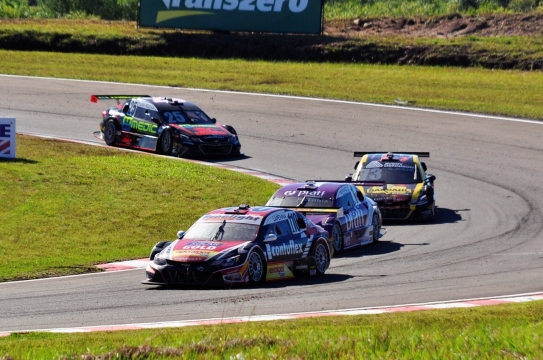 汽车比赛上正在激烈的角逐名次的车手