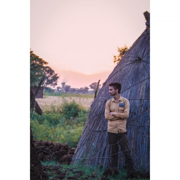 自然户外乡村草垛前蓄胡成年男性