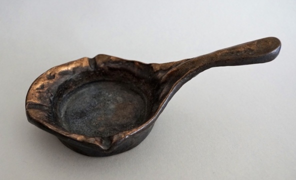 灰色背景简约金属复古风艺术设计勺子