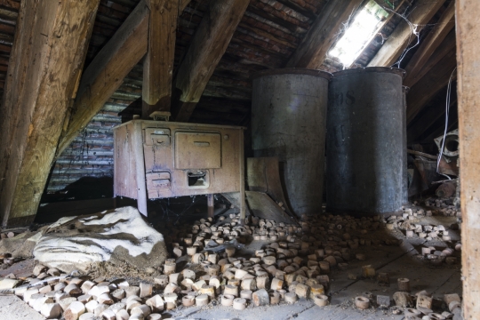 古老破旧建筑室内摆满木头