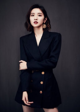 唐艺昕时尚利落写真