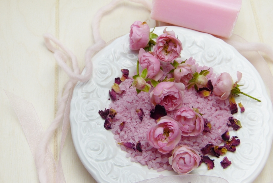 微距摄影_盘中的玫瑰花与手工皂