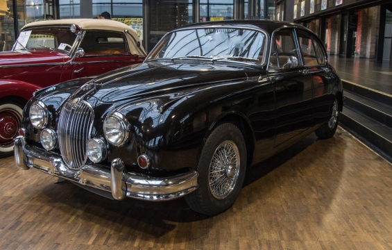 明亮灯光场馆停放豪华老爷车车展