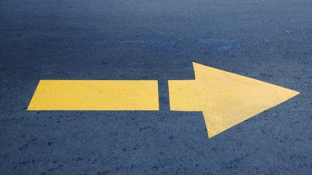 公路上黄色路线指示箭头