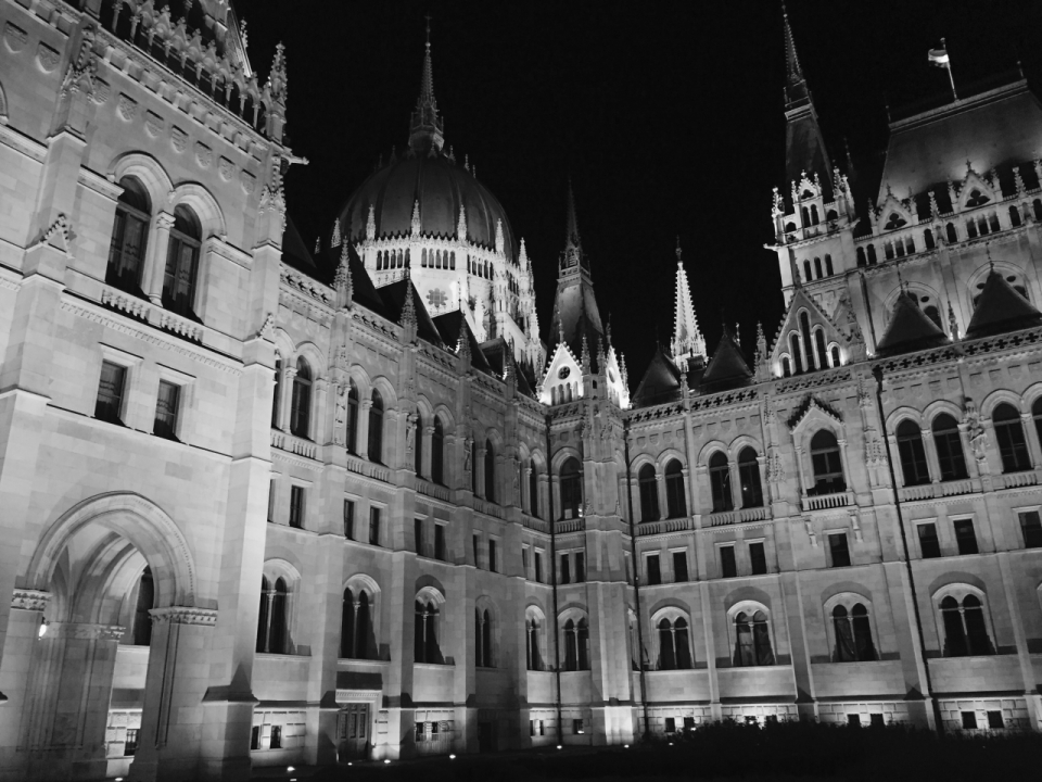 黑白夜晚布达佩斯国会大厦建筑