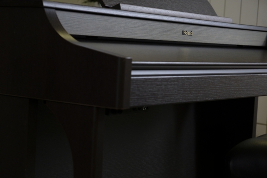 黑色古典roland钢琴局部特写