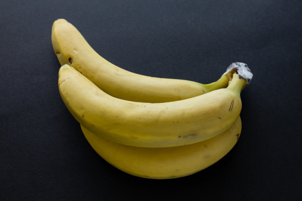 黑色背景新鲜美味健康黄色香蕉