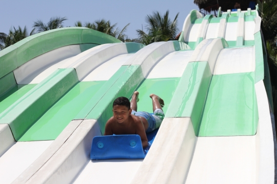 水上乐园高台冲浪人物特写