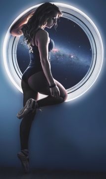 太空舱窗边穿着体操服的美女