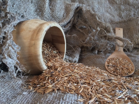 散落在亚麻布上木罐、木勺和稻米