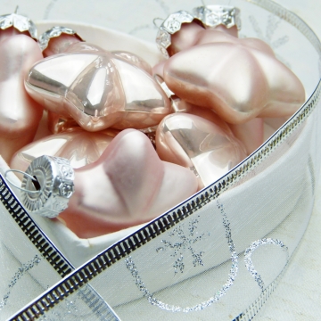 白色衣服领子中粉红色五角星模型