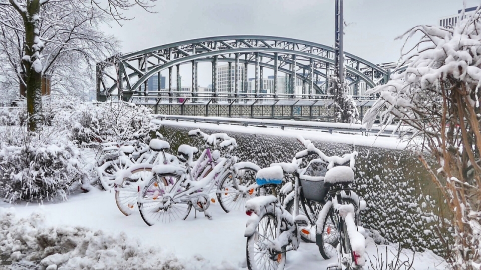 冬天雪后城市街道自行车覆盖白雪