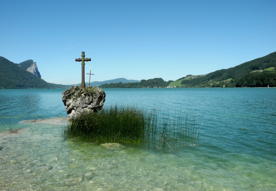 清澈湖泊中矗立石碓十字架美景