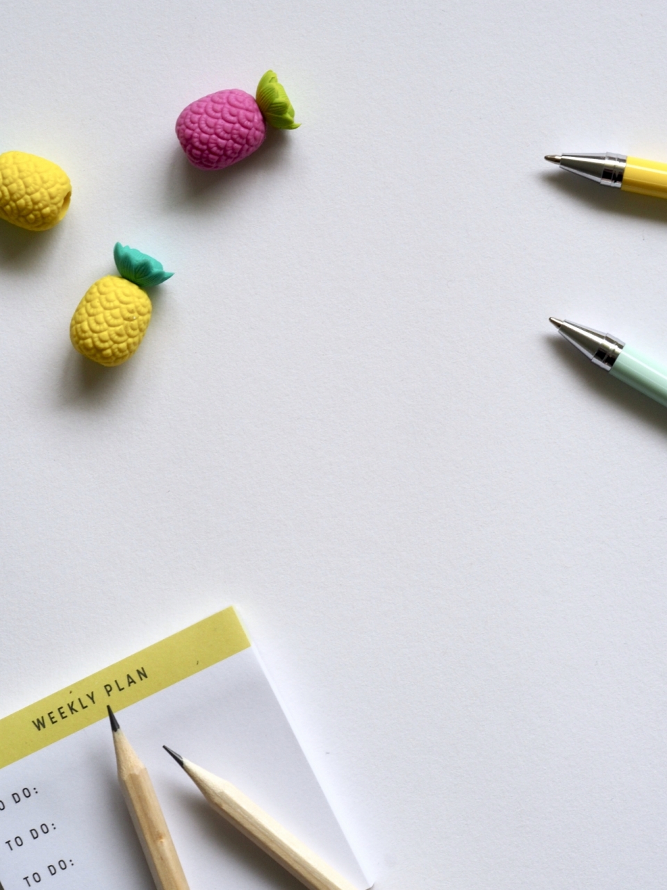 白色桌面铅笔圆珠笔菠萝造型橡皮文具