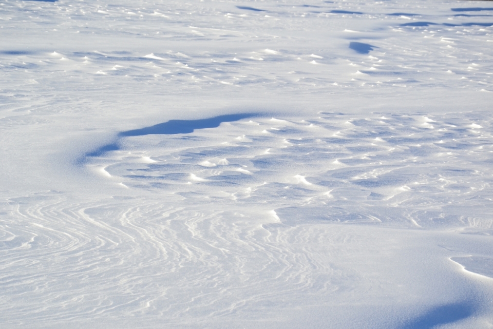 白色雪面上融化痕迹雪景美拍