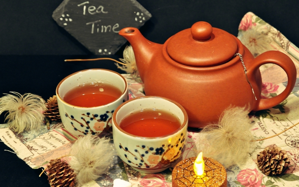 深褐色茶壶白色茶杯慵懒唯美图