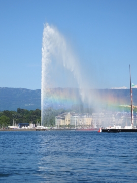 城市边缘海岸边射像天空的喷泉