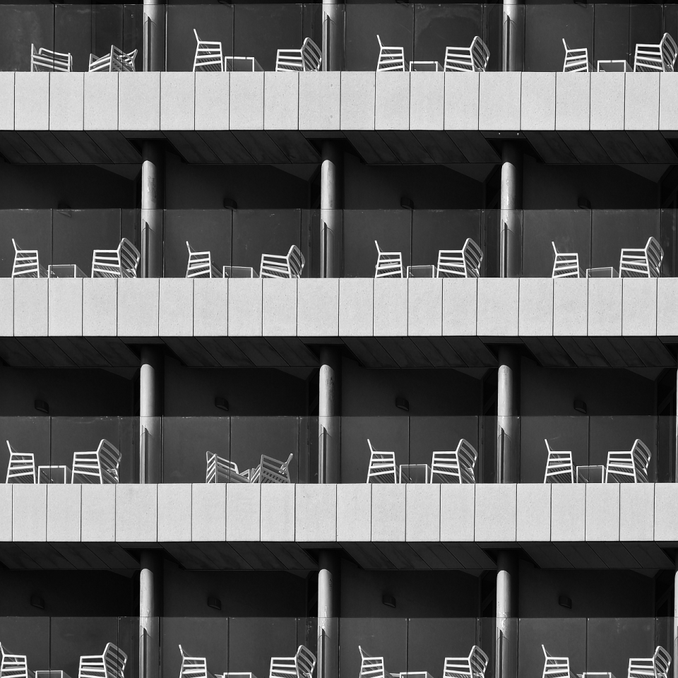 城市现代高楼大厦建筑阳台白色桌椅