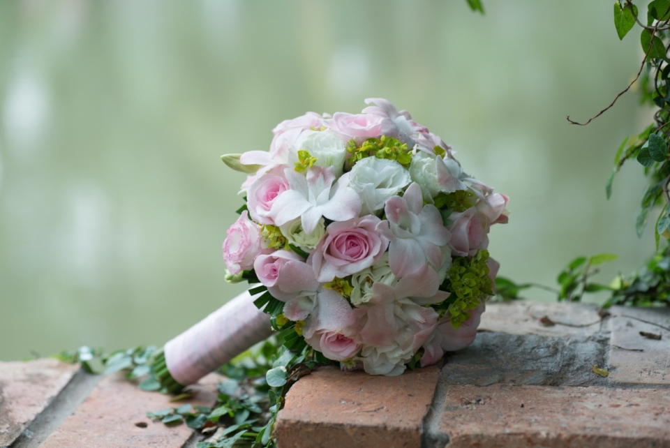 背景虚化砖块台阶上的粉色玫瑰花朵花束
