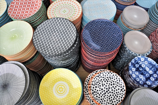 室外木制桌子彩色瓷质艺术装饰盘子