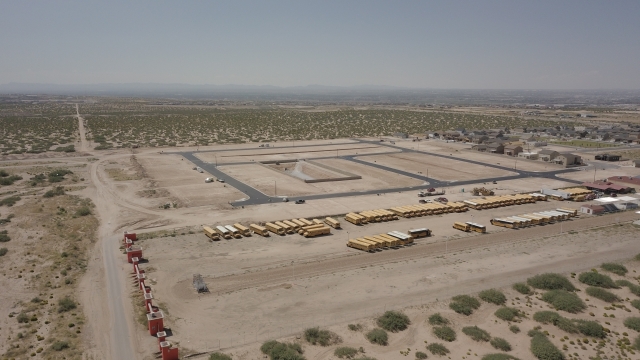 俯拍停着卡车的广阔大地