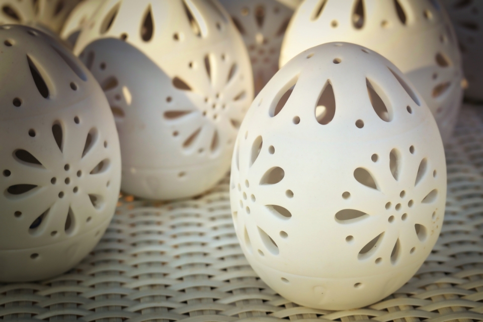 阳光照桌面白色镂空艺术图案蛋装饰