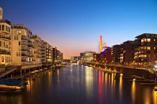 夜晚降临河道建筑灯光倒映闪亮美景