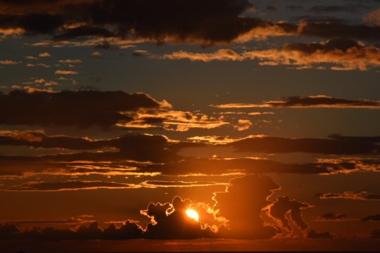 夕阳西下天空白云和晚霞美丽风光