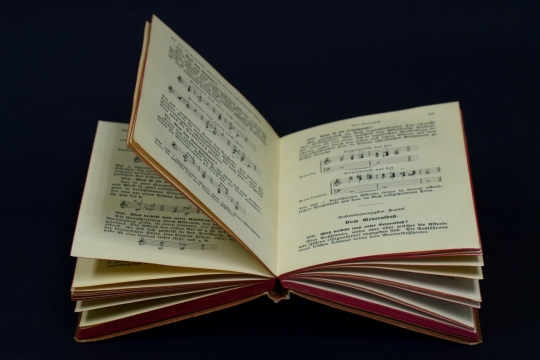 黑色背景打开的音乐学习书本