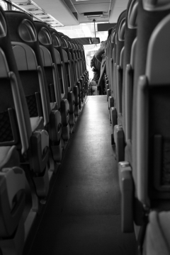 客车座位和中间过道客车内景黑白照