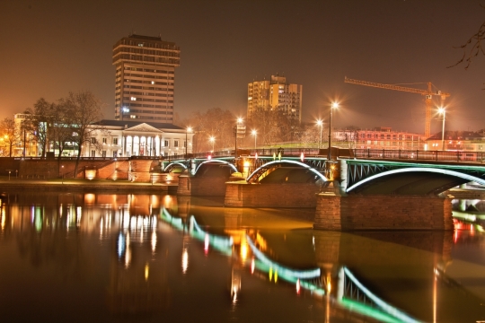 夜晚灯光城市桥梁夜景倒映昏暗水面