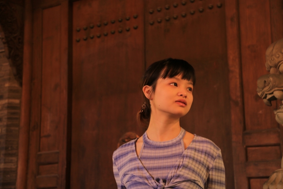 人物摄影_古老建筑木制大门前黑发亚洲女性